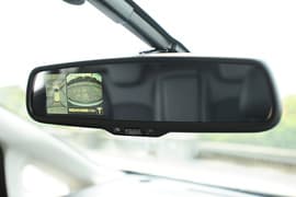 ニッサン自慢の先端&高級装備で、安全をサポート